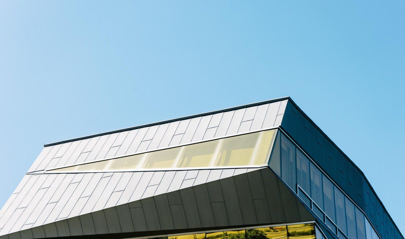 Bâtiment contemporain à toiture métallique, vue en contre-plongée